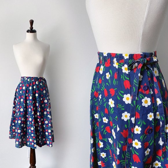 Vintage 70s Flared Midi Wrap Skirt with Sweet Floral Pattern Size S - Picture 1 of 7